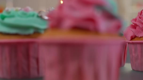Närbild Dekorerade Muffins Snurrar Runda Bricka Passerar Kamera Med Fokus — Stockvideo
