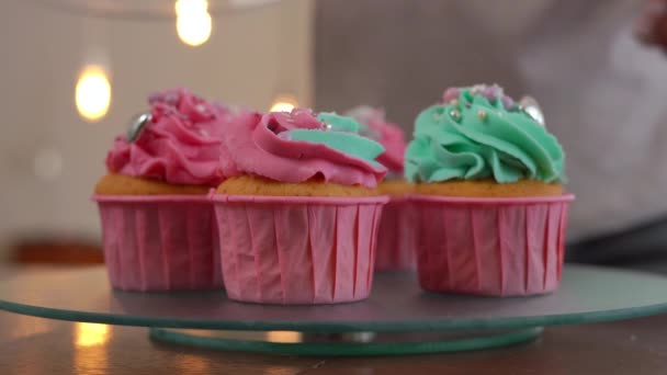 特写美味烘焙装饰松饼室内与难以辨认的妇女进入覆盖甜点玻璃盖纺盘 蒸汽机烘焙美味的糕点 — 图库视频影像
