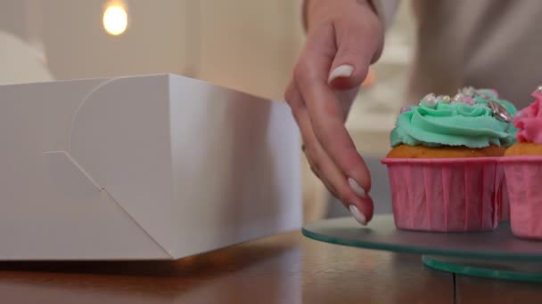 Mains Blanches Femelles Plaçant Délicieux Cupcake Dans Une Boîte Papier — Video
