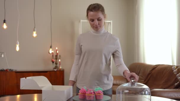 Портрет Молодой Женщины Упаковывающей Домашние Вкусные Кексы Коробку Доставки Уверенный — стоковое видео