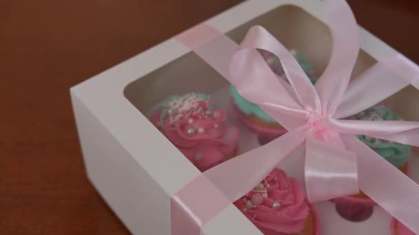 Close Box Mit Leckeren Muffins Und Weibliche Hand Platzieren Lets — Stockvideo