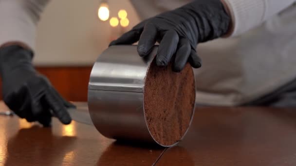 Kobieta Ręcznie Cięcia Brązowy Pieczone Ciasto Podstawy Formy Metalu Stole — Wideo stockowe