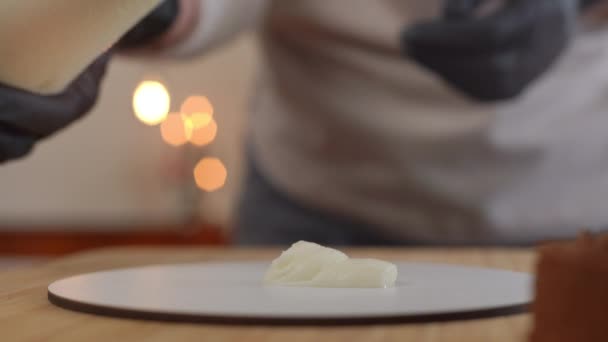 Close Espremendo Creme Manteiga Doce Bandeja Colocando Base Bolo Chocolate — Vídeo de Stock