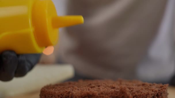 Крупним Планом Наливають Білу Рідину Основу Шоколадного Торта Просочення Приміщенні — стокове відео
