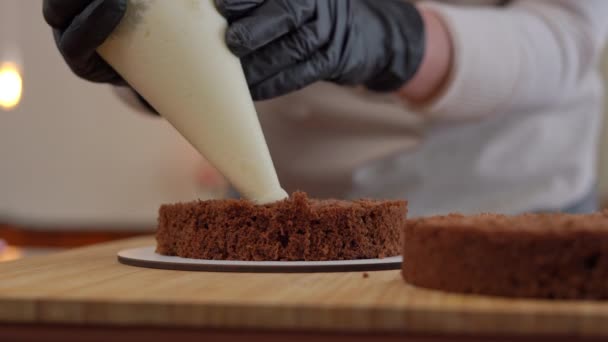 Closeup Derramando Creme Manteiga Branca Bolo Chocolate Marrom Dentro Casa — Vídeo de Stock