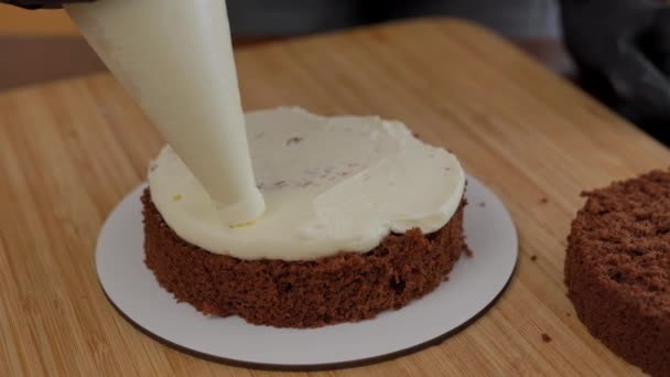 Close Espremendo Camada Creme Manteiga Bolo Chocolate Dentro Casa Decoração — Vídeo de Stock