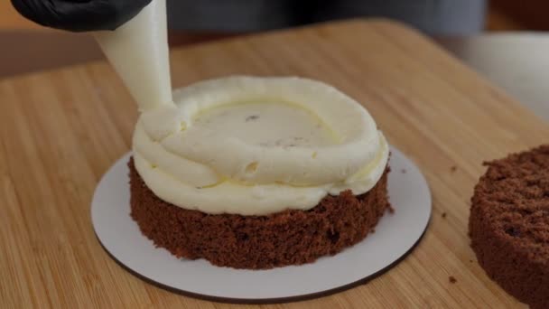 Close Fazendo Camadas Delicioso Bolo Cozido Espremendo Creme Manteiga Base — Vídeo de Stock