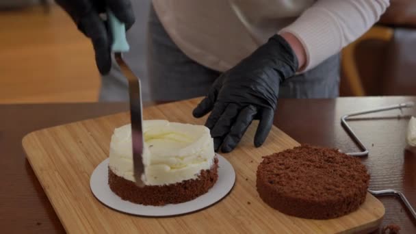 Unbekannter Bäcker Formt Buttercreme Schicht Auf Schokoladenkuchen Auf Tisch Close — Stockvideo
