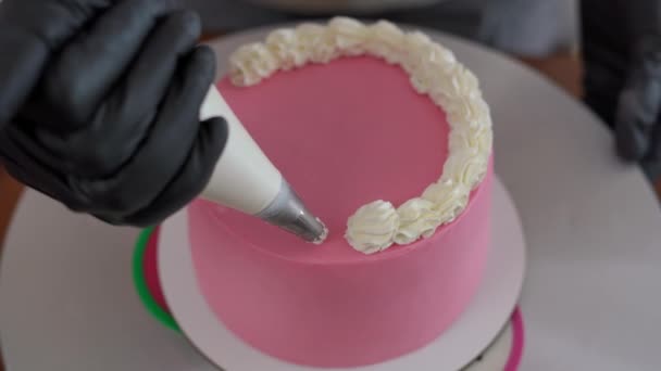 Vue Grand Angle Main Femelle Serrant Glaçage Blanc Sur Gâteau — Video