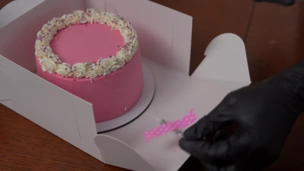 Kobieca Ręka Rękawiczkach Umieszczających Naczynia Żywnościowe Papierowym Pudełku Pysznym Różowym — Wideo stockowe