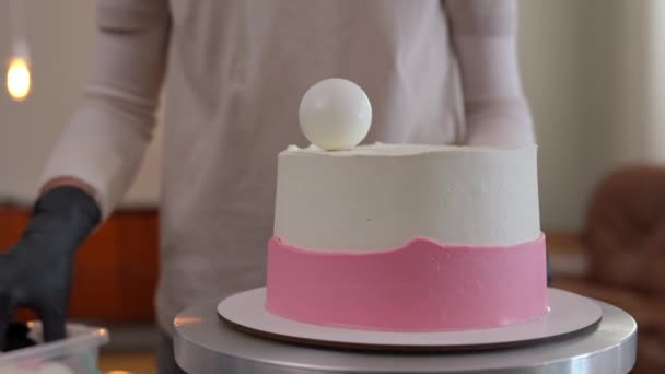 Décryptages Gâteau Délicieux Rose Blanc Main Féminine Dans Des Gants — Video