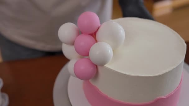 Gâteau Décoratif Vue Grand Angle Avec Boules Sucre Comestibles Roses — Video
