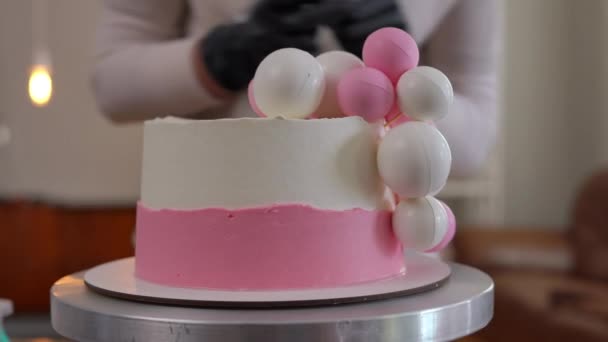 Décryptages Savoureux Gâteau Vacances Avec Confiseur Féminin Méconnaissable Plaçant Des — Video