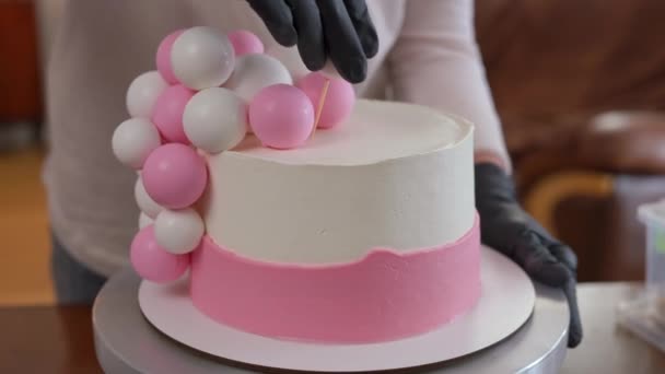 Gros Plan Main Féminine Décorer Gâteau Rond Rose Blanc Avec — Video