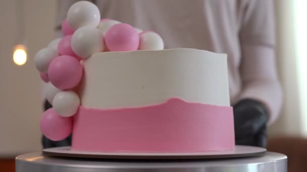 Assadeira Irreconhecível Transformando Delicioso Bolo Assado Com Decoração Rosa Branca — Vídeo de Stock