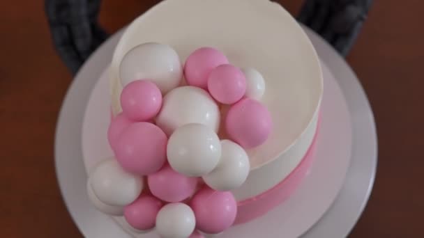 Vue Dessus Tournant Délicieux Gâteau Rose Blanc Avec Décoration Boules — Video
