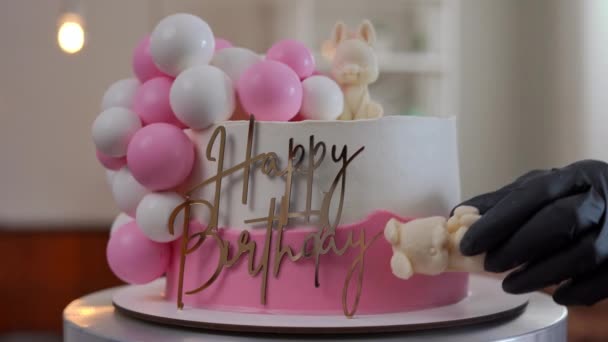 Gros Plan Main Féminine Plaçant Lapin Comestible Sur Gâteau Avec — Video