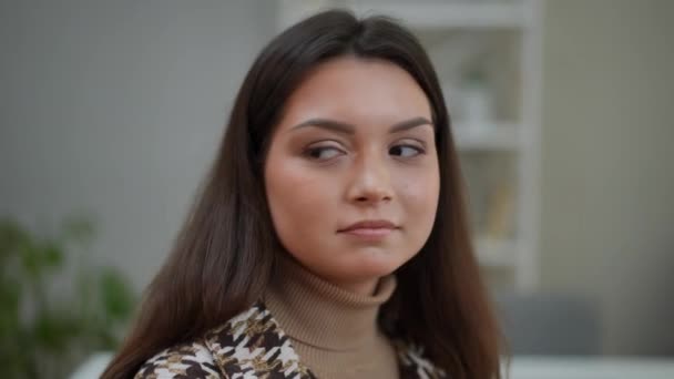 Ritratto Ravvicinato Affascinante Giovane Donna Caucasica Che Guarda Intorno Seduta — Video Stock