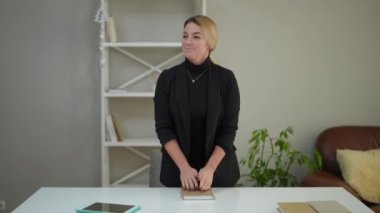 İçeride konuşan ve gülümseyen deneyimli bir terapistin portresi. Kendine güvenen güzel beyaz kadın psikolog ofisinde bir bayanla sohbet ediyor.