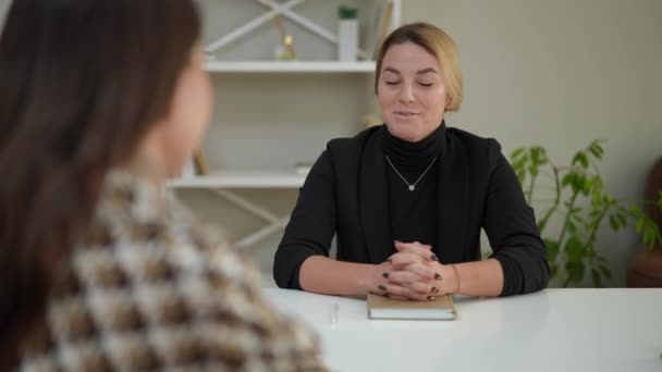 Terapeuta Sorridente Conversando Com Paciente Sentado Mesa Dentro Casa Abrindo — Vídeo de Stock