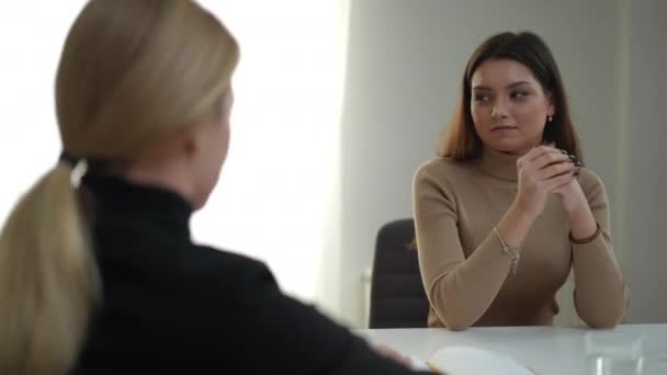 Portretul Unei Tinere Femei Grijulii Care Freacă Mâini Vorbind Psihologul — Videoclip de stoc