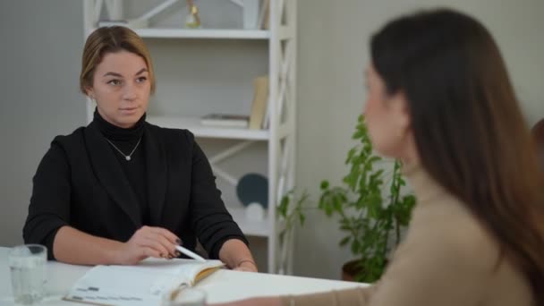 Porträt Eines Kaukasischen Therapeuten Der Patienten Mit Lächelnden Augen Zuhört — Stockvideo
