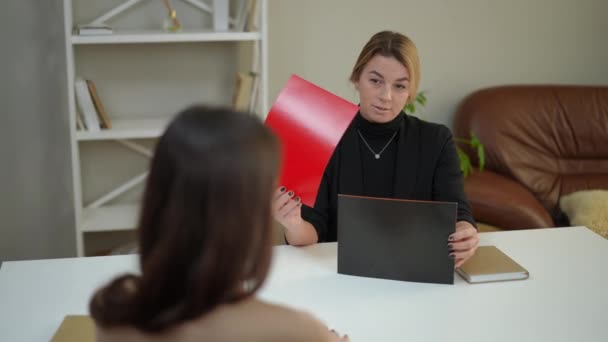 Female Therapist Showing Colorful Paper Patient Asking Associations Portrait Expert — Stock Video