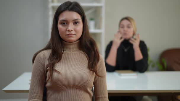 Moyen Plan Jeune Femme Caucasienne Regardant Caméra Avec Thérapeute Floue — Video