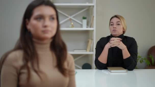 Portret Pewnej Siebie Terapeutki Rozmawiającej Zamazaną Kobietą Siedzącą Przy Stole — Wideo stockowe