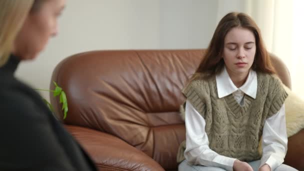 Zdewastowana Sfrustrowana Nastolatka Prawej Mówiąca Terapeutka Domu Portret Smutnej Przygnębionej — Wideo stockowe