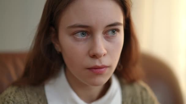 Portret Adolescentă Deprimată Stresată Care Bea Apă Uitându Departe Close — Videoclip de stoc