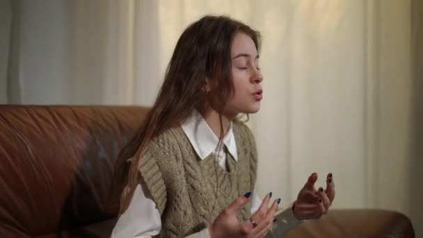Zoom Colère Furieuse Adolescente Tenant Tête Dans Les Mains Regardant — Video