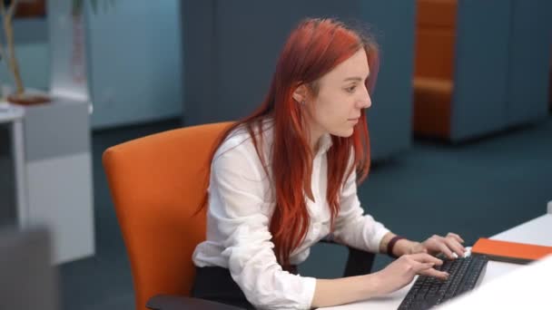 Mujer Pelirroja Joven Escribiendo Teclado Sentado Oficina Agradeciendo Hombre Irreconocible — Vídeo de stock
