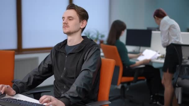Υπερκόπωση Καυκάσιος Νεαρός Άνδρας Τεντώνει Τους Μυς Κάθεται Στην Καρέκλα — Αρχείο Βίντεο