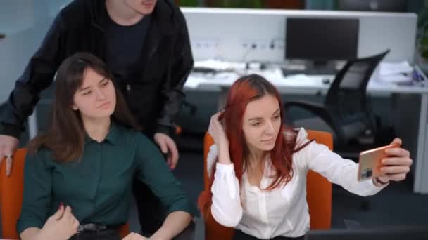 Позитивні Молоді Кавказькі Колеги Які Самовіддані Офісі Приміщенні Красиві Жінки — стокове відео