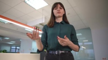 Memnuniyetsiz, ciddi bir müdürün görev başında el kol hareketi yapan çalışanı. Kendine güveni olan beyaz bir kadının evin içinde azarlaması.