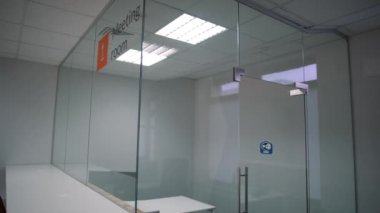 Ofisteki cam toplantı odası. İnsansız modern şirket binaları.