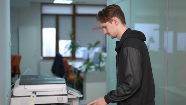 Jongeman Controleert Gebroken Printer Kantoor Denken Side View Blanke Mannelijke — Stockvideo