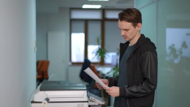 Boční Pohled Portrét Problémového Mladíka Papírováním Tiskárně Kanceláři Bělošský Zaměstnanec — Stock video