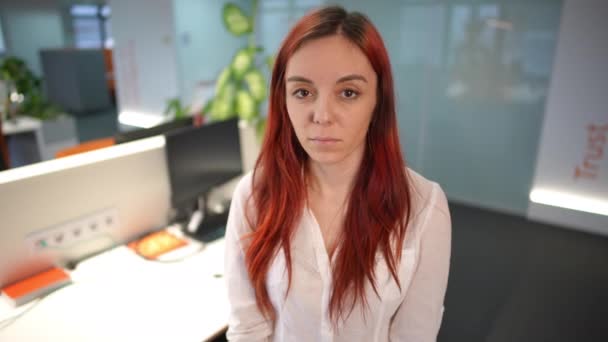Trist Rødhåret Ung Kvinde Med Brune Øjne Ryster Hovedet Gestus – Stock-video