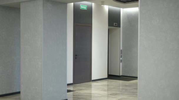宽敞的电梯大厅 办公室里没有人 乌克兰出口叹息挂在室内墙壁上 — 图库视频影像