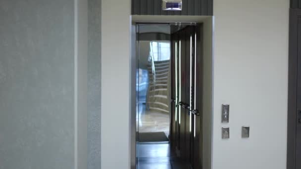 Lift Terbuka Tanpa Orang Dalam Ruangan Lobi Tak Seorang Pun — Stok Video