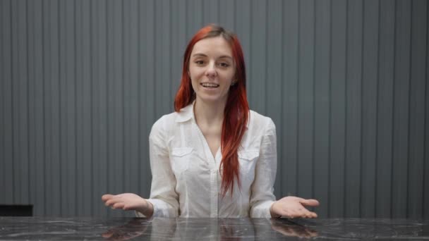 Portræt Positiv Charmerende Ung Kvinde Kigger Kameraet Taler Gesturing Slowmotion – Stock-video