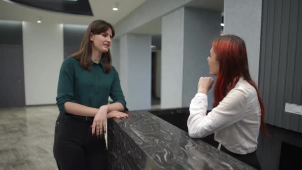 Pozytywne Kobiety Uśmiechnięte Rozmawiające Holu Biurowym Jako Mężczyzna Wchodzący Powitanie — Wideo stockowe