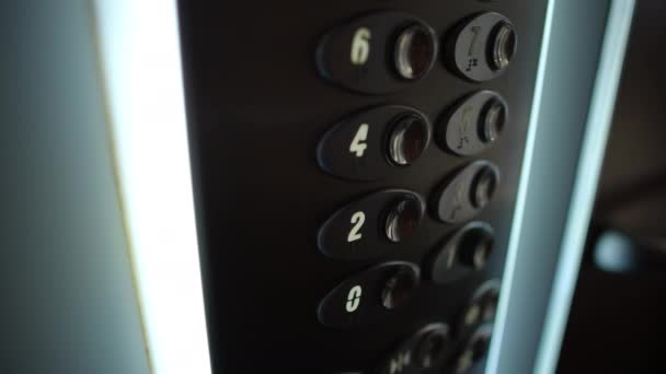室内电梯中的特写按钮 没有人居住的办公大楼内的闭塞电梯设备 — 图库视频影像