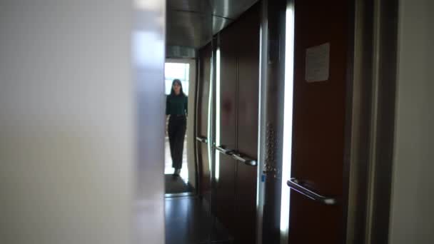 Jeune Femme Confiante Entrant Ascenseur Appuyant Sur Bouton Sol Portrait — Video