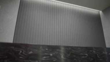 Resepsiyondaki gri duvardan hiç insan olmadan zum yap. Kapalı alandaki boş iş yerleri