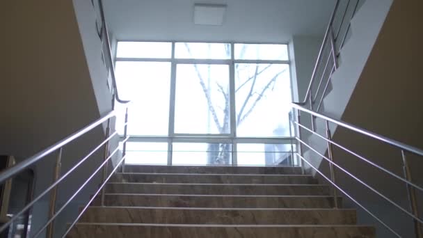 奥の大きな窓のある建物の階段室内 人のいない広いショット空の敷地 — ストック動画
