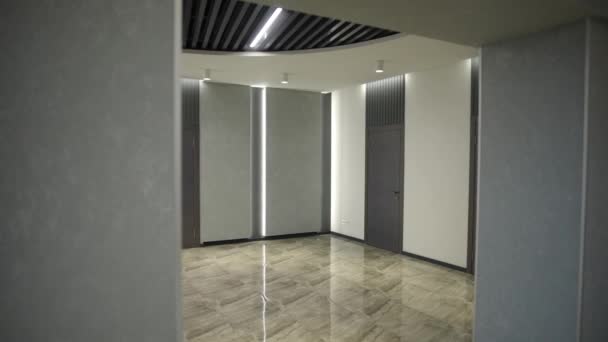 現代的な建物内の閉じたドアと広いショット廊下 室内には人がいない — ストック動画