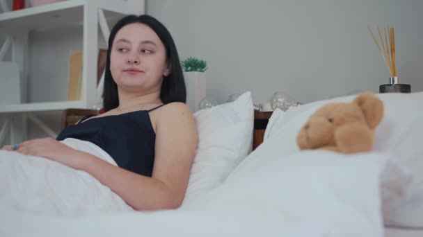 Smutna Młoda Kobieta Leżąca Łóżku Pluszowym Miśkiem Wzdychającym Portret Pięknej — Wideo stockowe